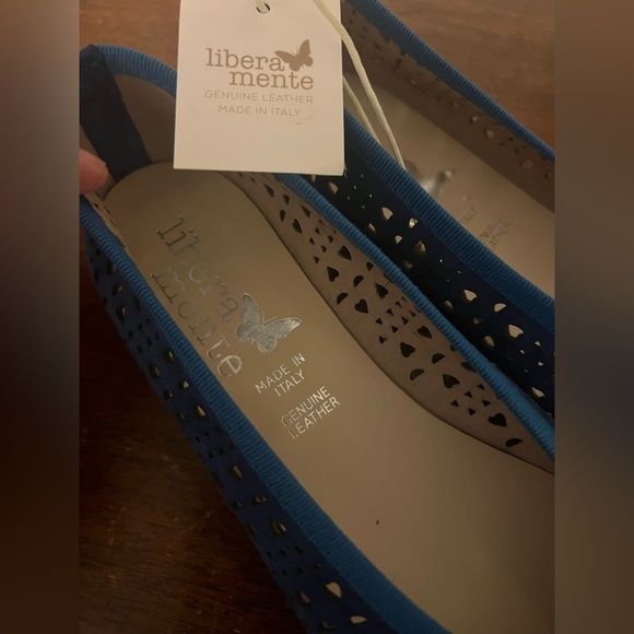 NWT Elegant Blue leather Suede Flats with Cutout Design 7.5 (38) Italian made